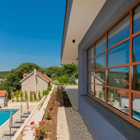 Luxury Dobri Dida * إيموتسكي